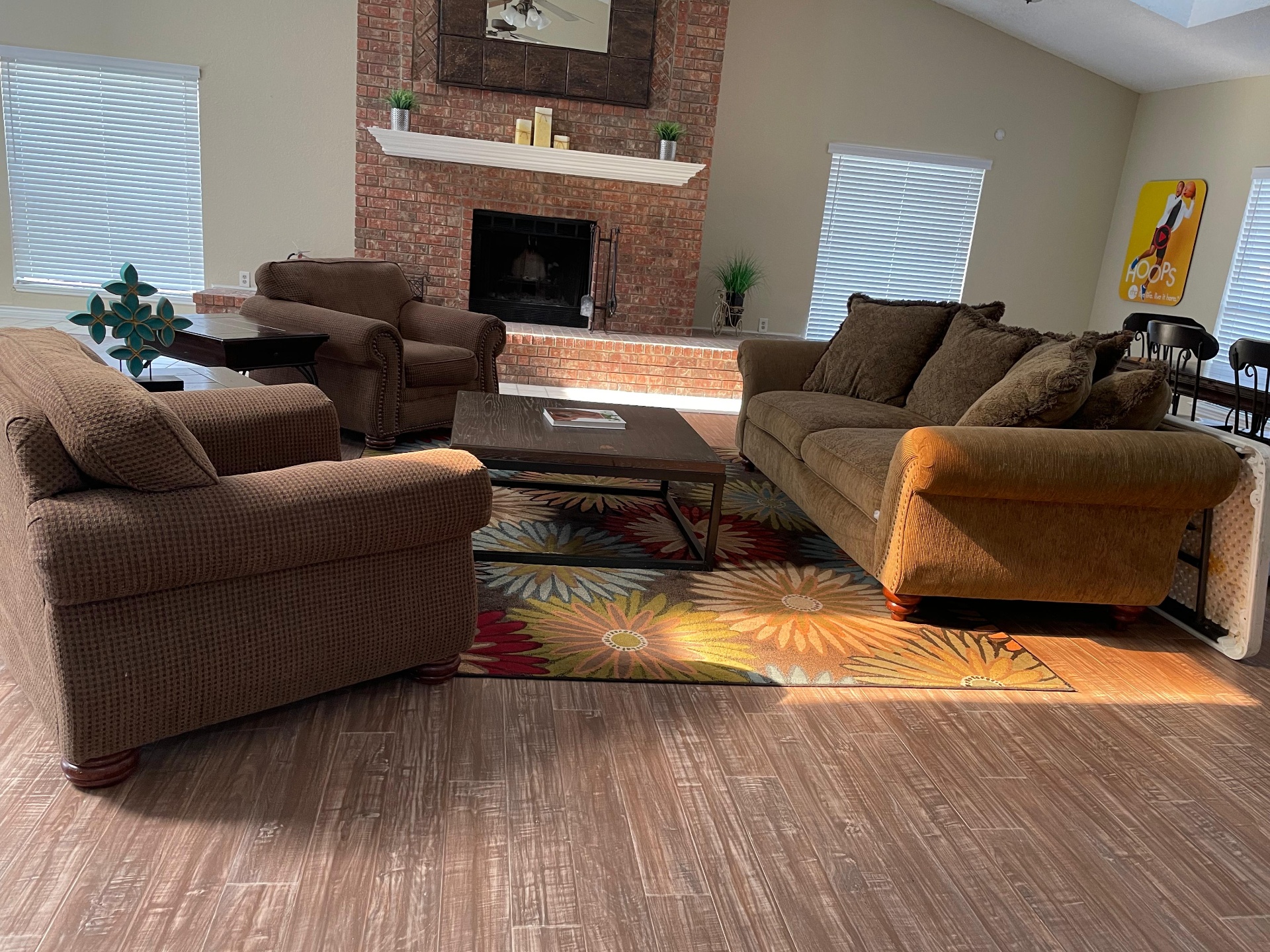 Professional house cleaner polishing a marble countertop in a bright Dallas, Texas living room